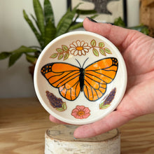 Load image into Gallery viewer, Monarch Garden Dish 40
